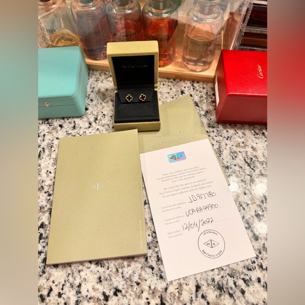 🚫SOLD🚫 Van Cleef & Arpels Sweet Alhambra Earstuds 18K yellow gold Onyx